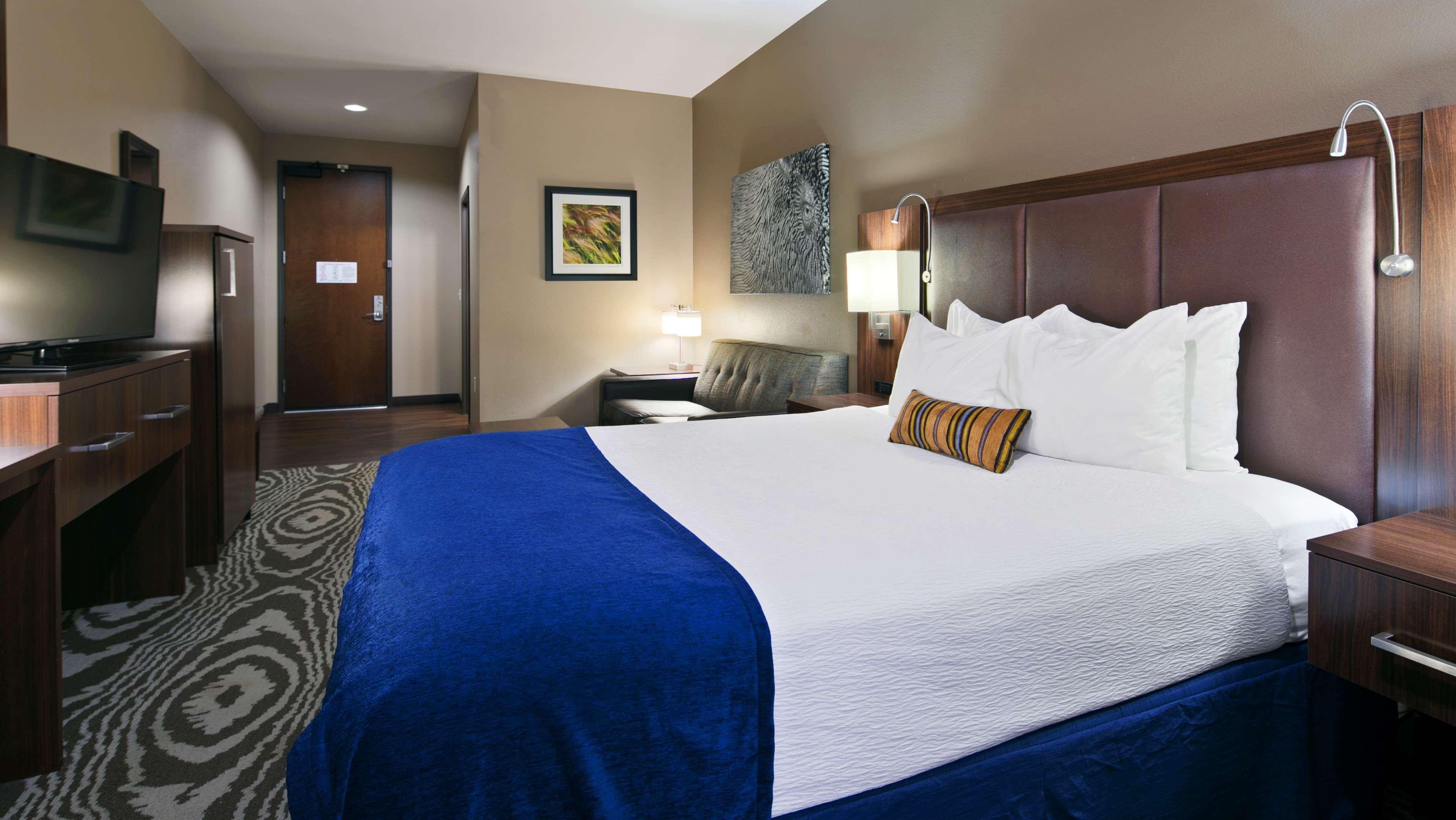 Best Western Plus Williston Hotel & Suites Exterior photo