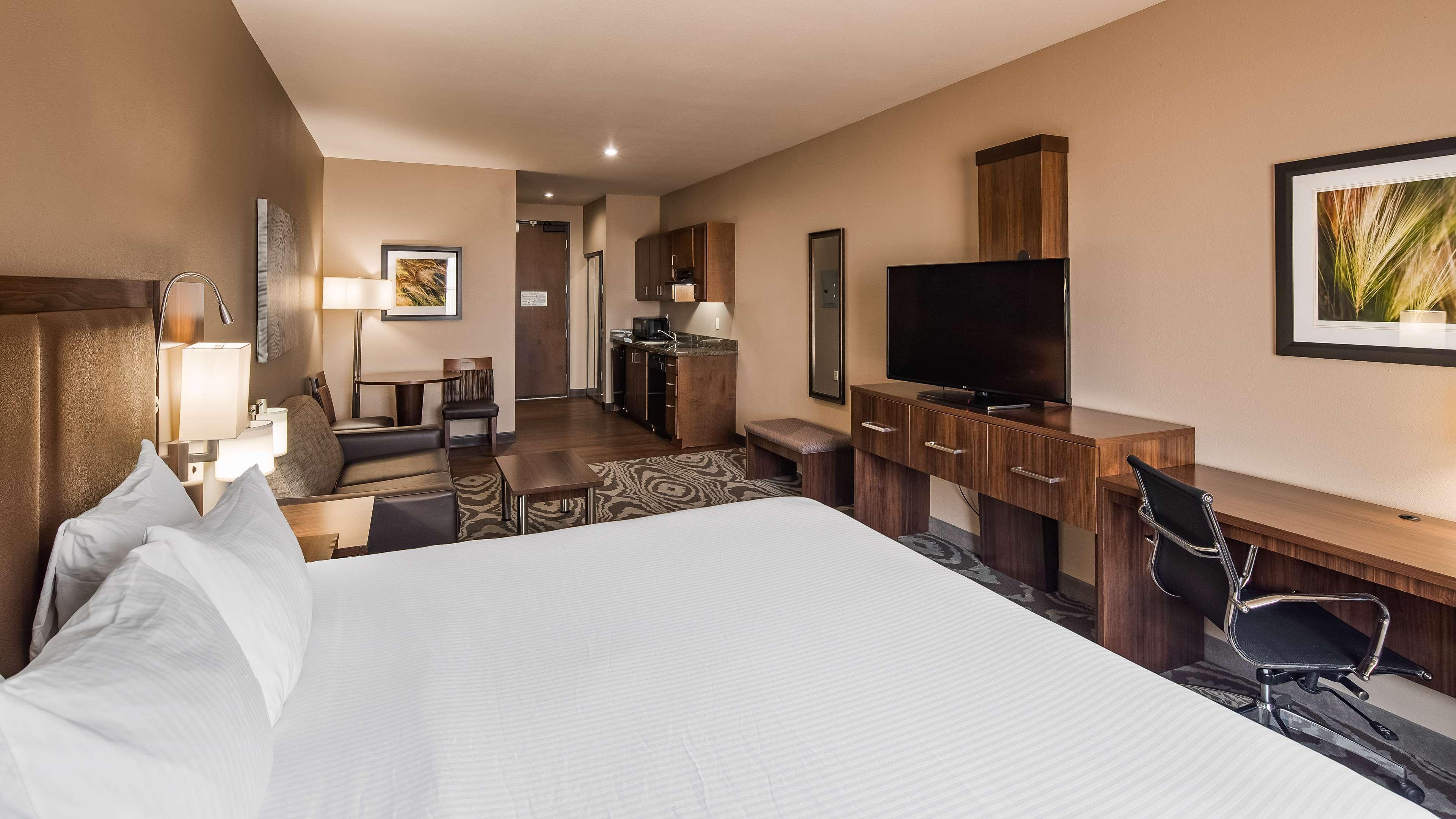 Best Western Plus Williston Hotel & Suites Exterior photo