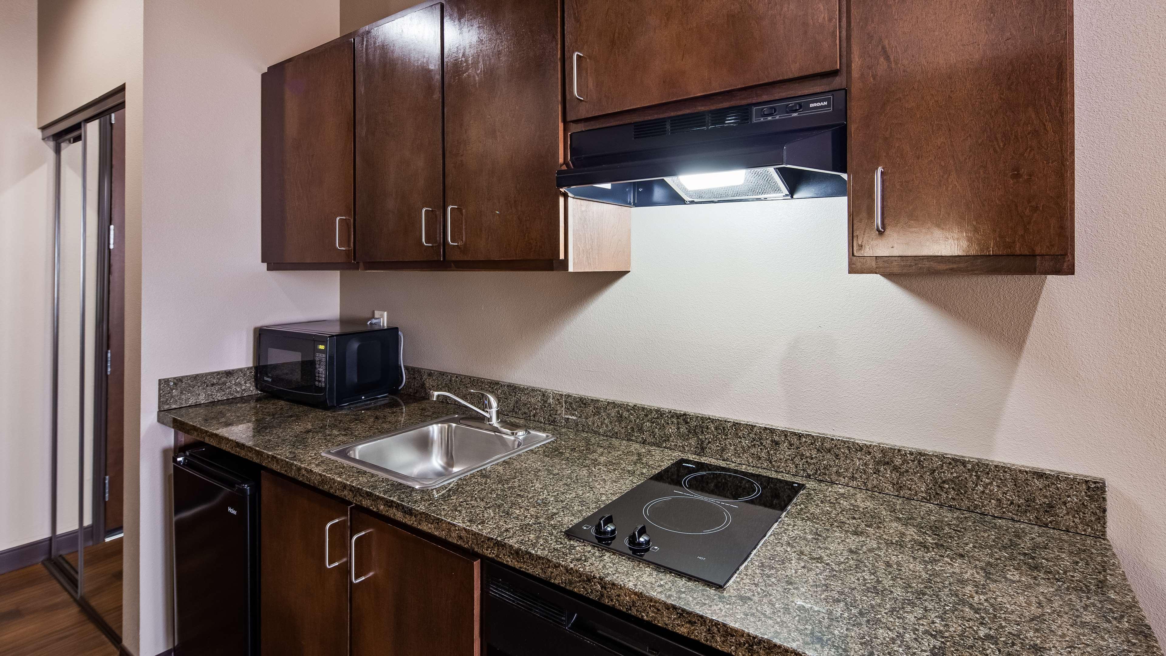 Best Western Plus Williston Hotel & Suites Exterior photo