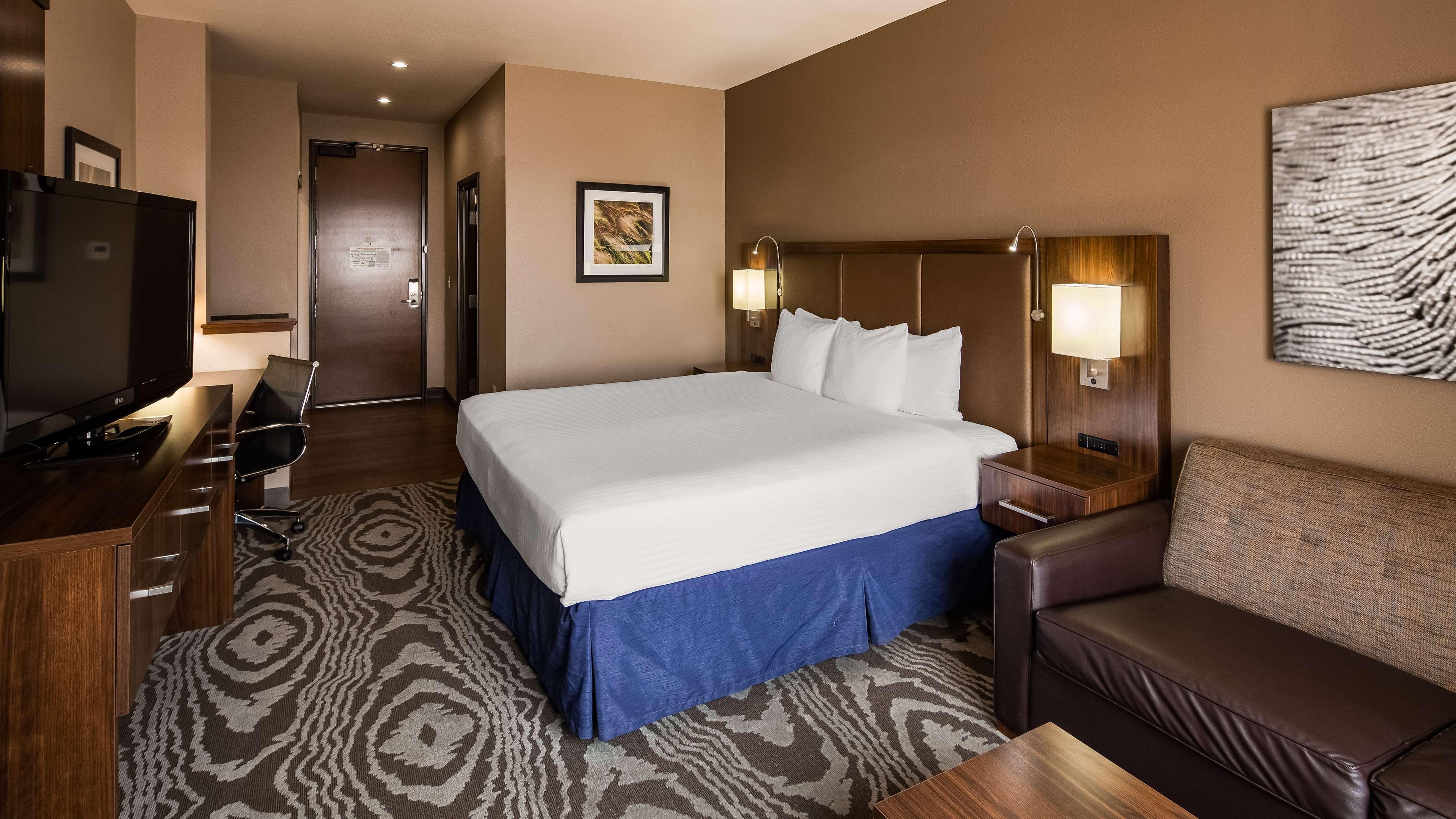Best Western Plus Williston Hotel & Suites Exterior photo