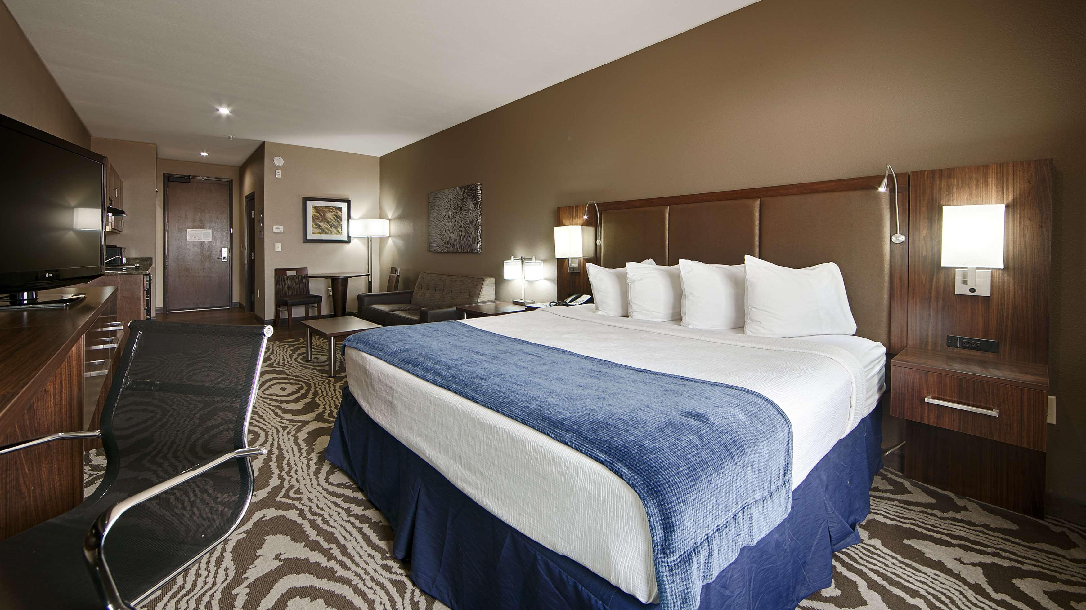 Best Western Plus Williston Hotel & Suites Exterior photo