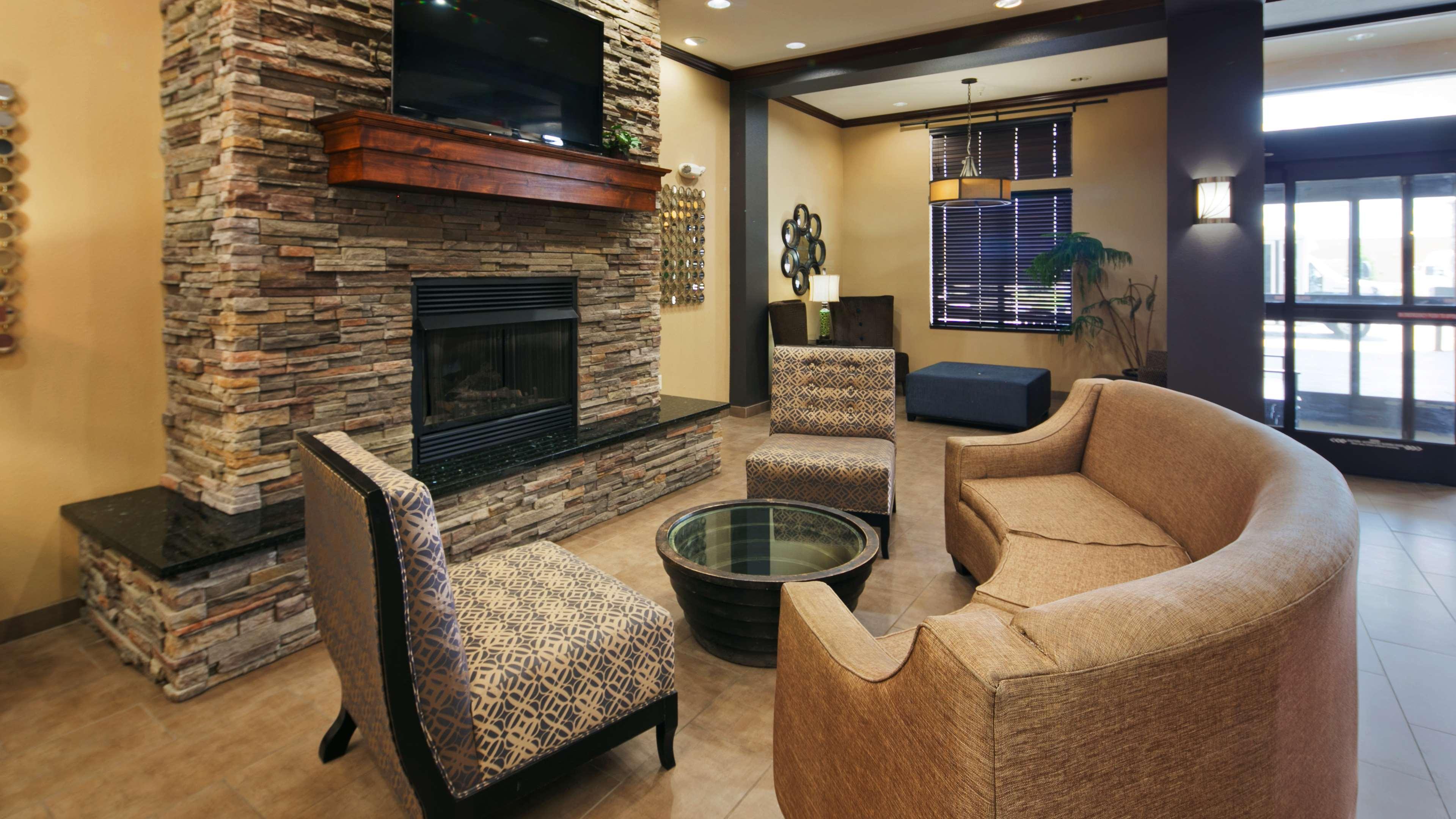 Best Western Plus Williston Hotel & Suites Exterior photo