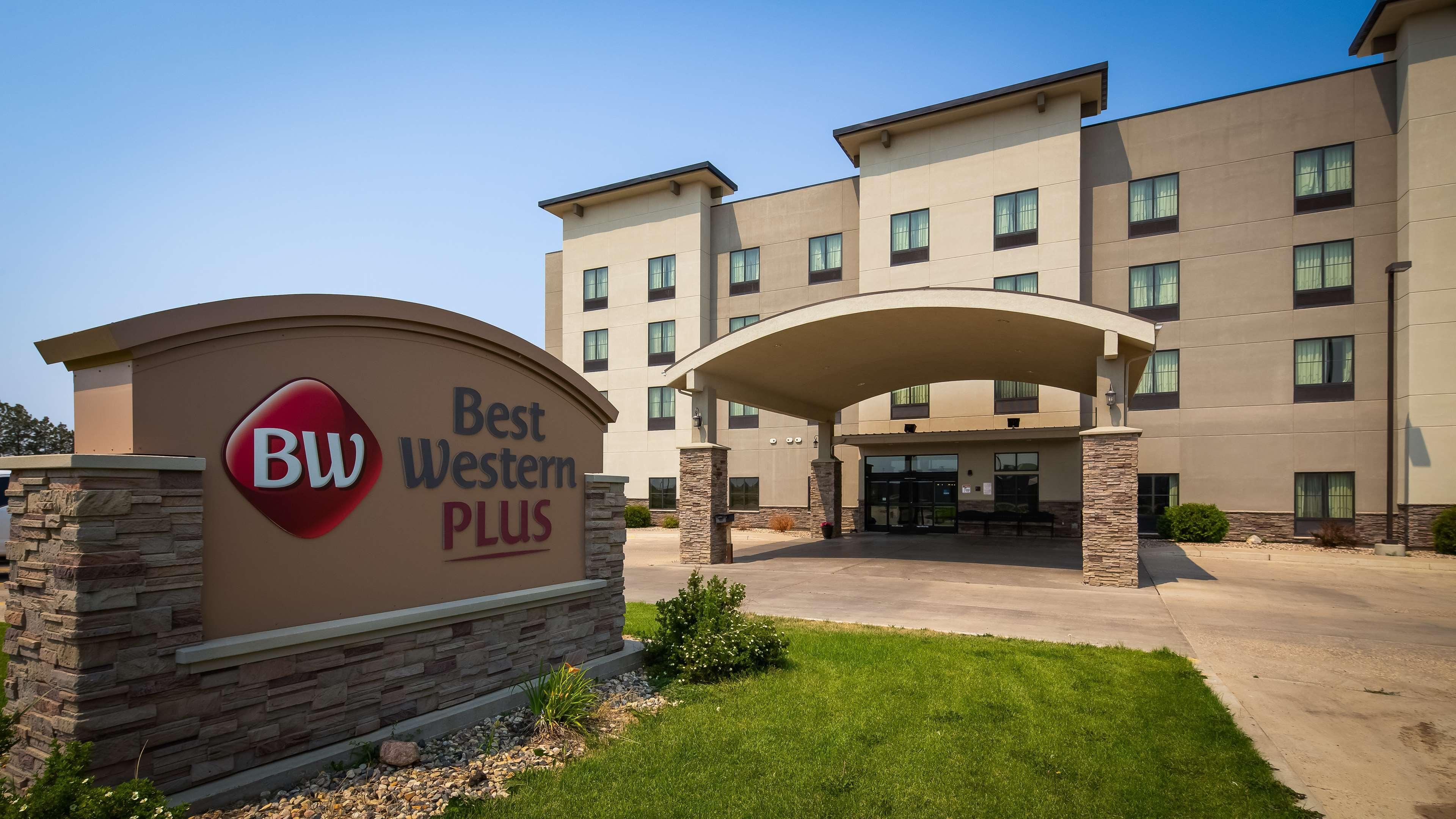 Best Western Plus Williston Hotel & Suites Exterior photo