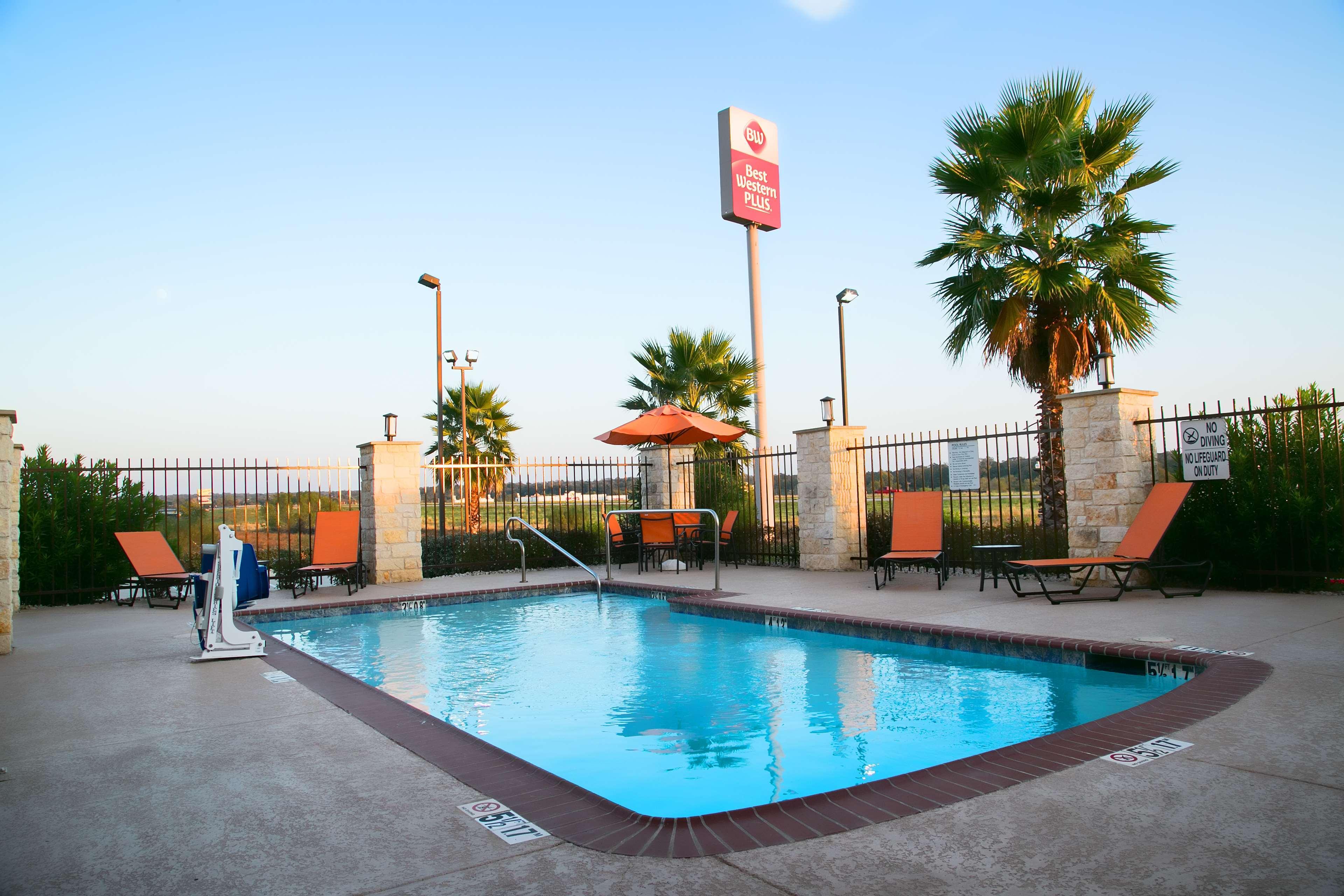 Best Western Plus Williston Hotel & Suites Exterior photo