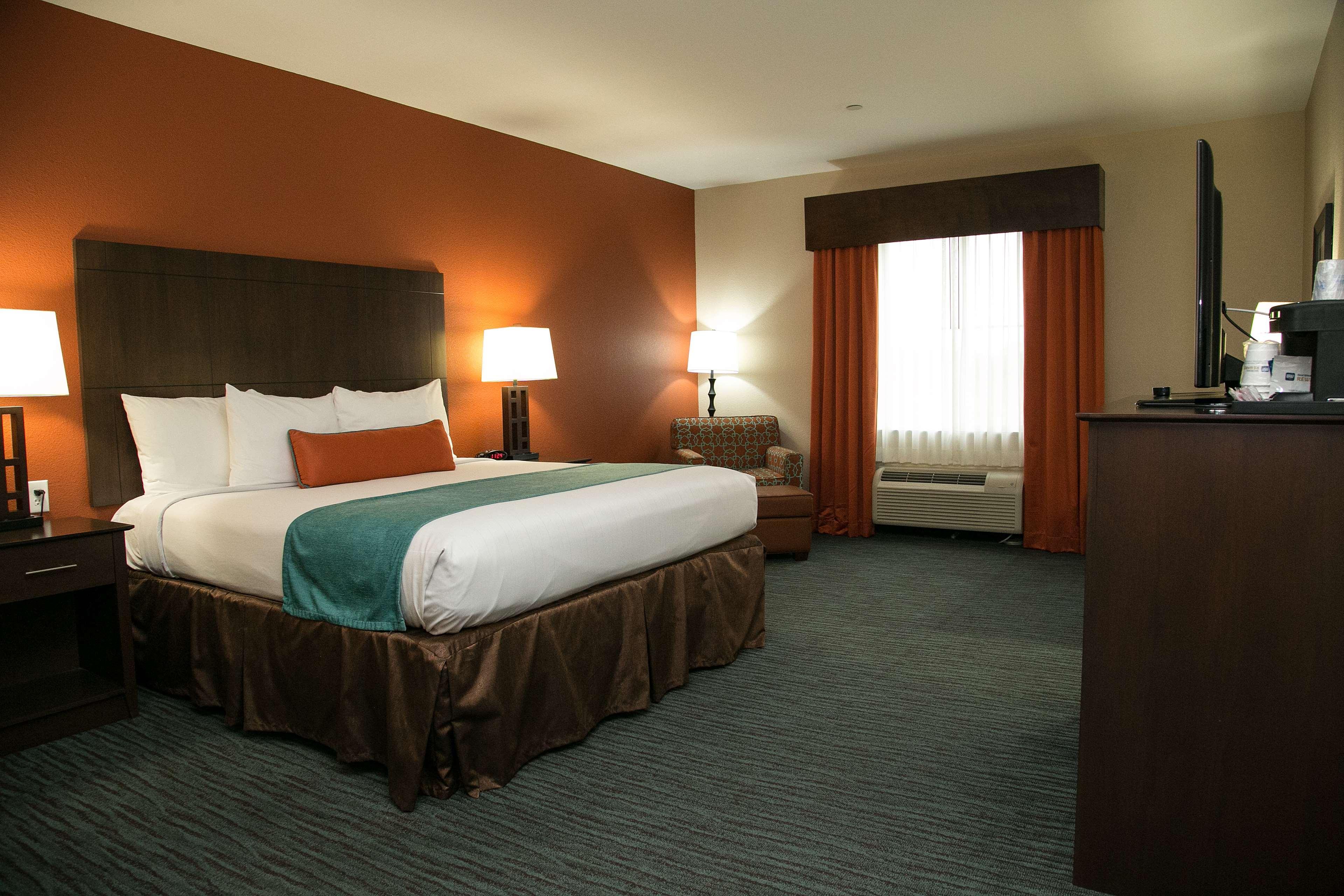 Best Western Plus Williston Hotel & Suites Exterior photo