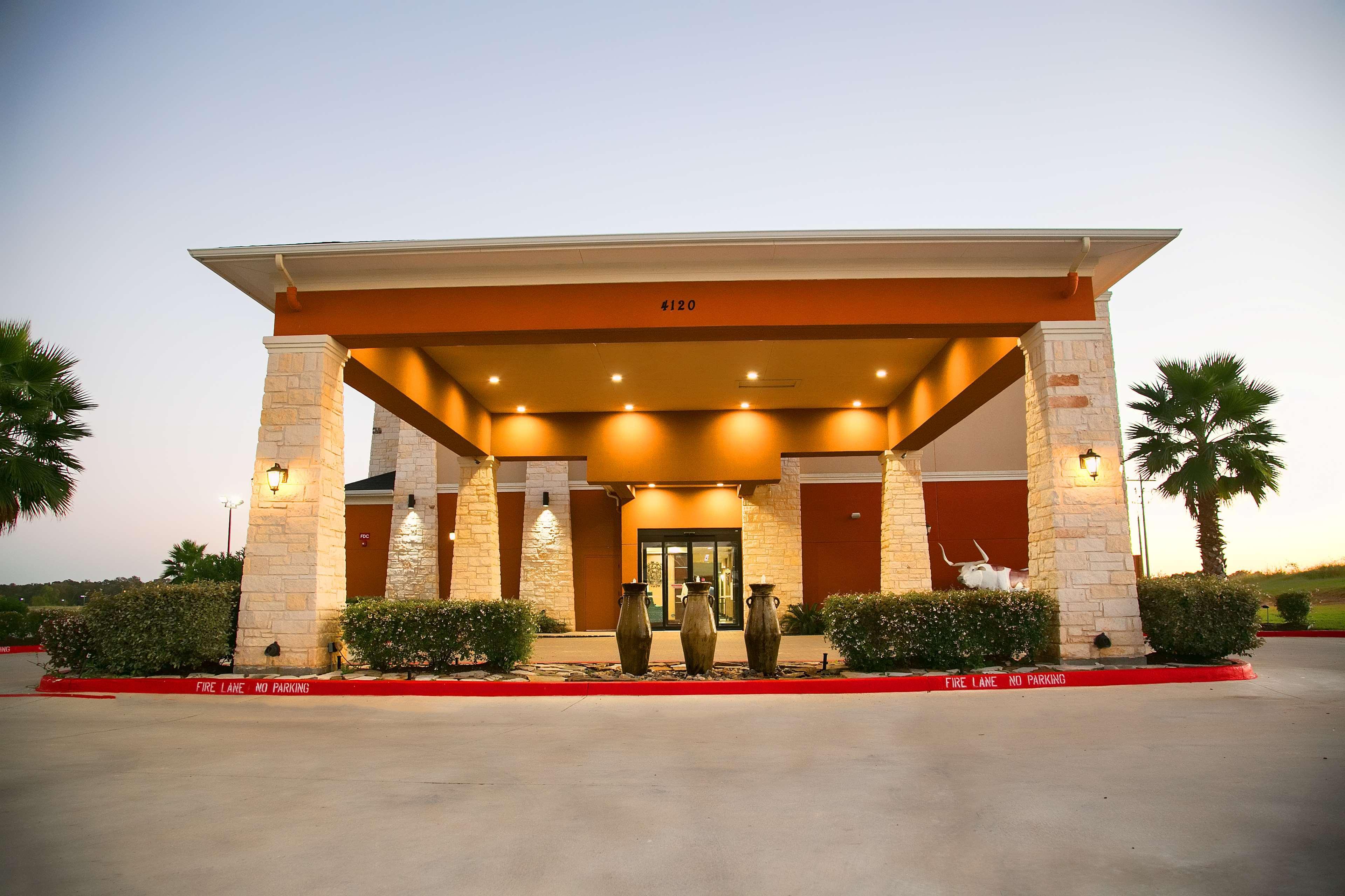 Best Western Plus Williston Hotel & Suites Exterior photo