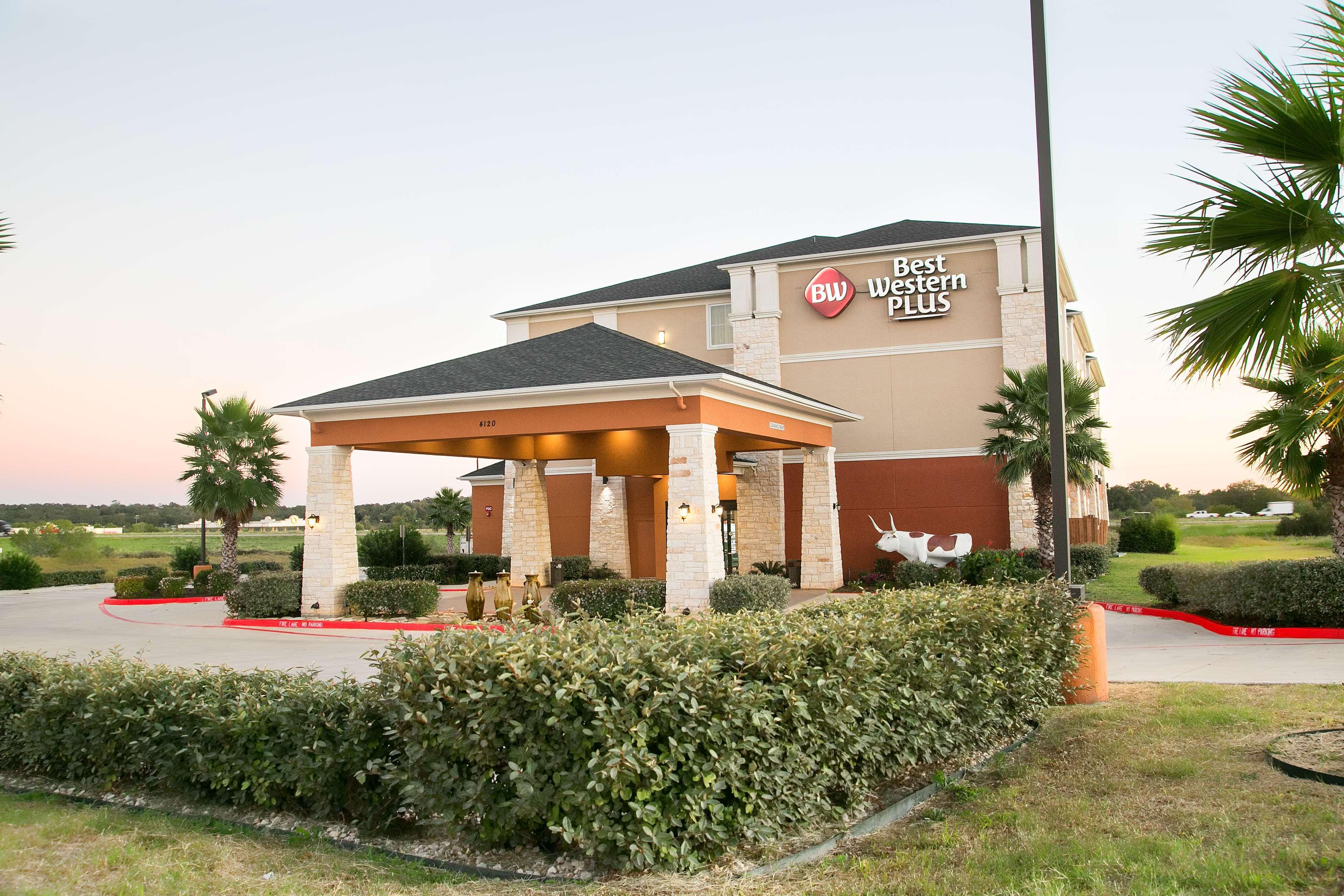 Best Western Plus Williston Hotel & Suites Exterior photo