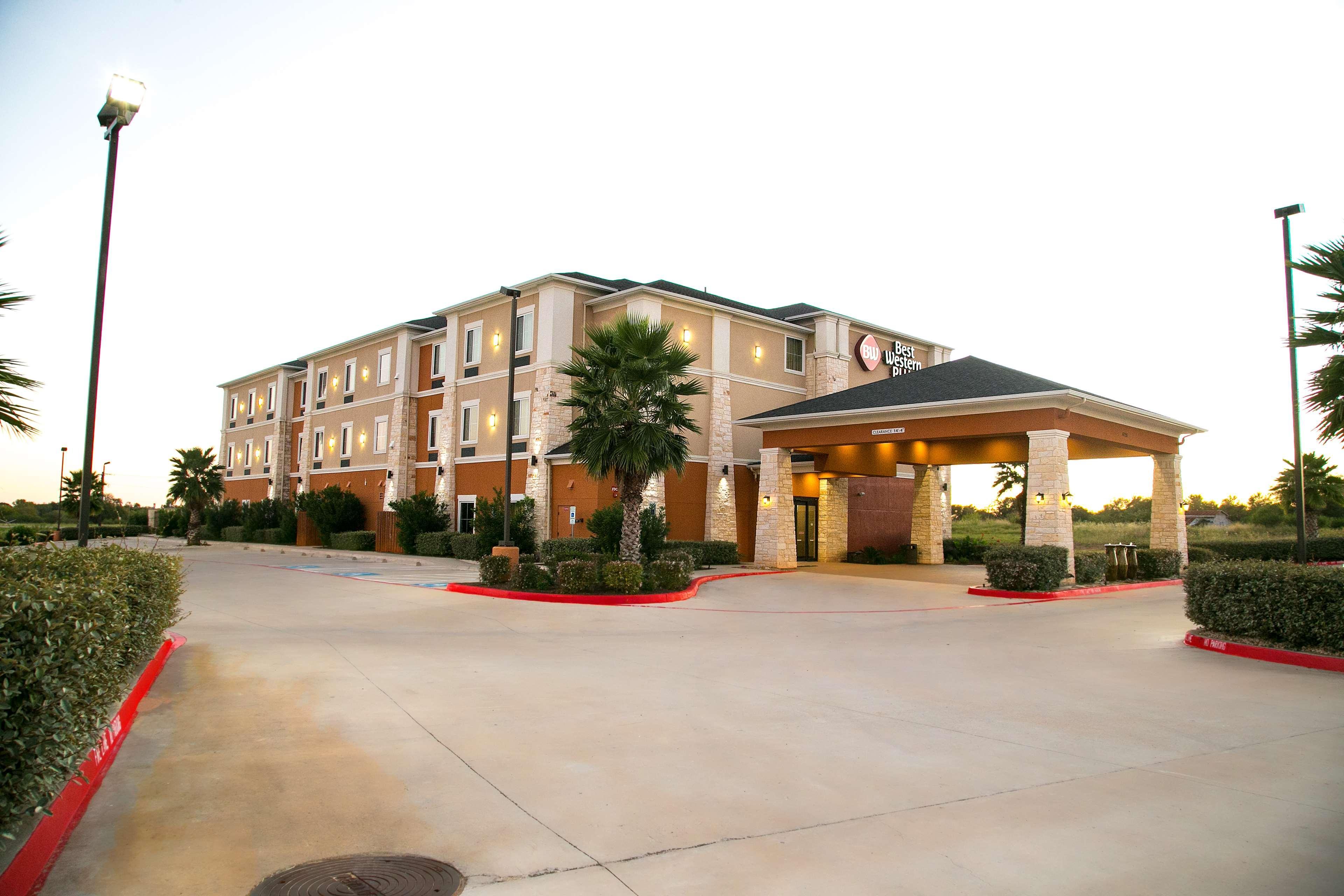 Best Western Plus Williston Hotel & Suites Exterior photo