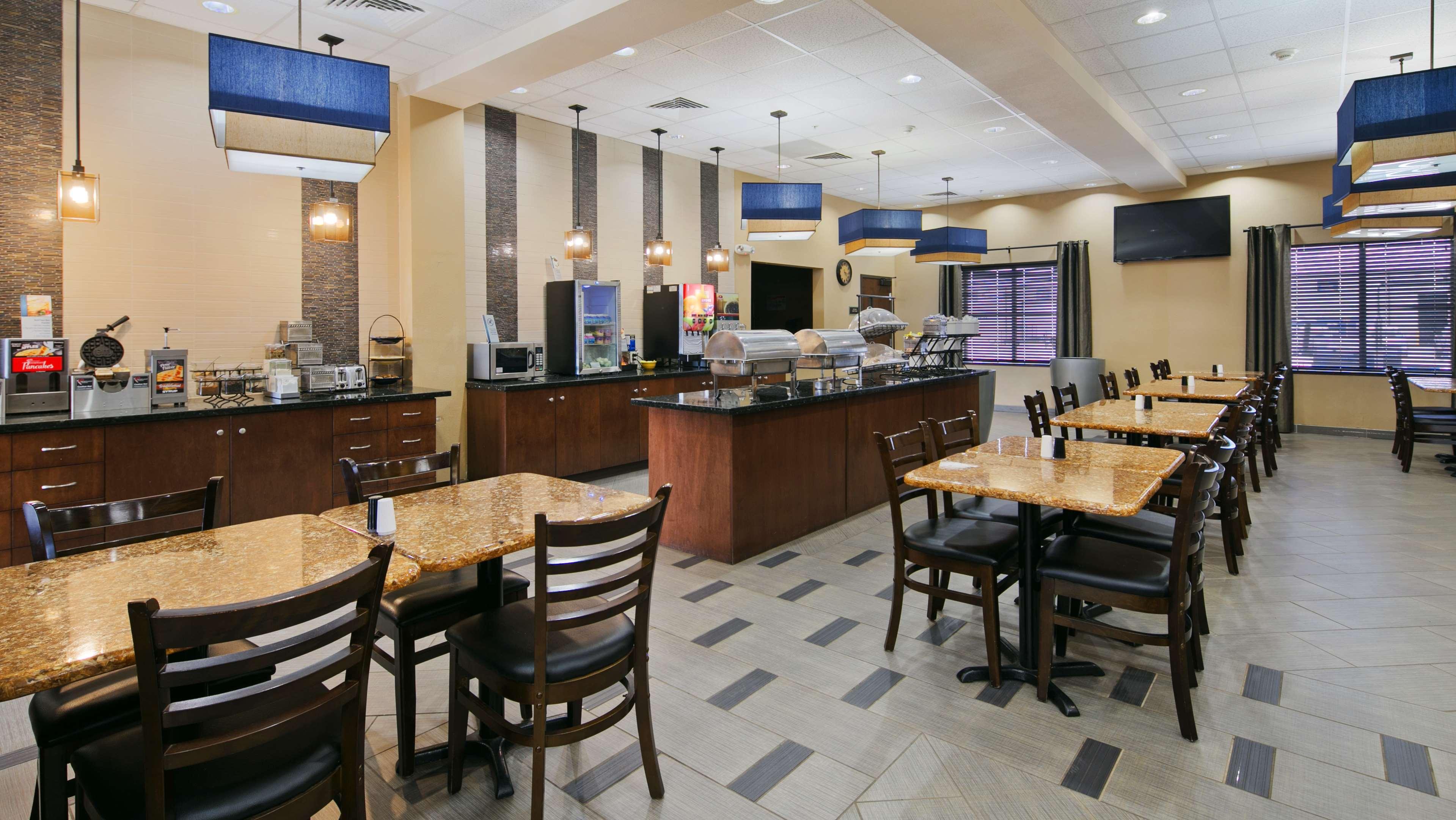 Best Western Plus Williston Hotel & Suites Exterior photo