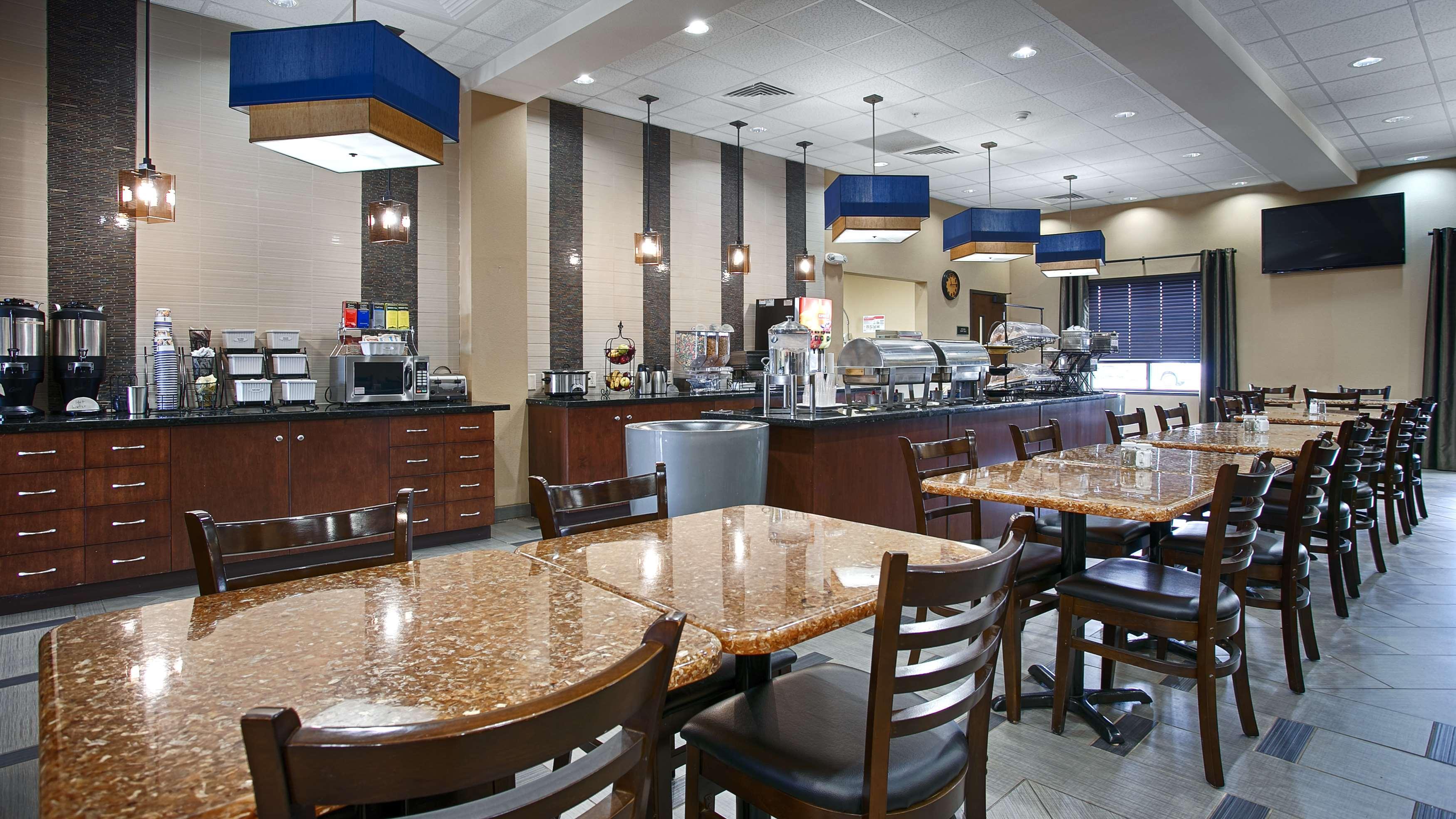 Best Western Plus Williston Hotel & Suites Exterior photo