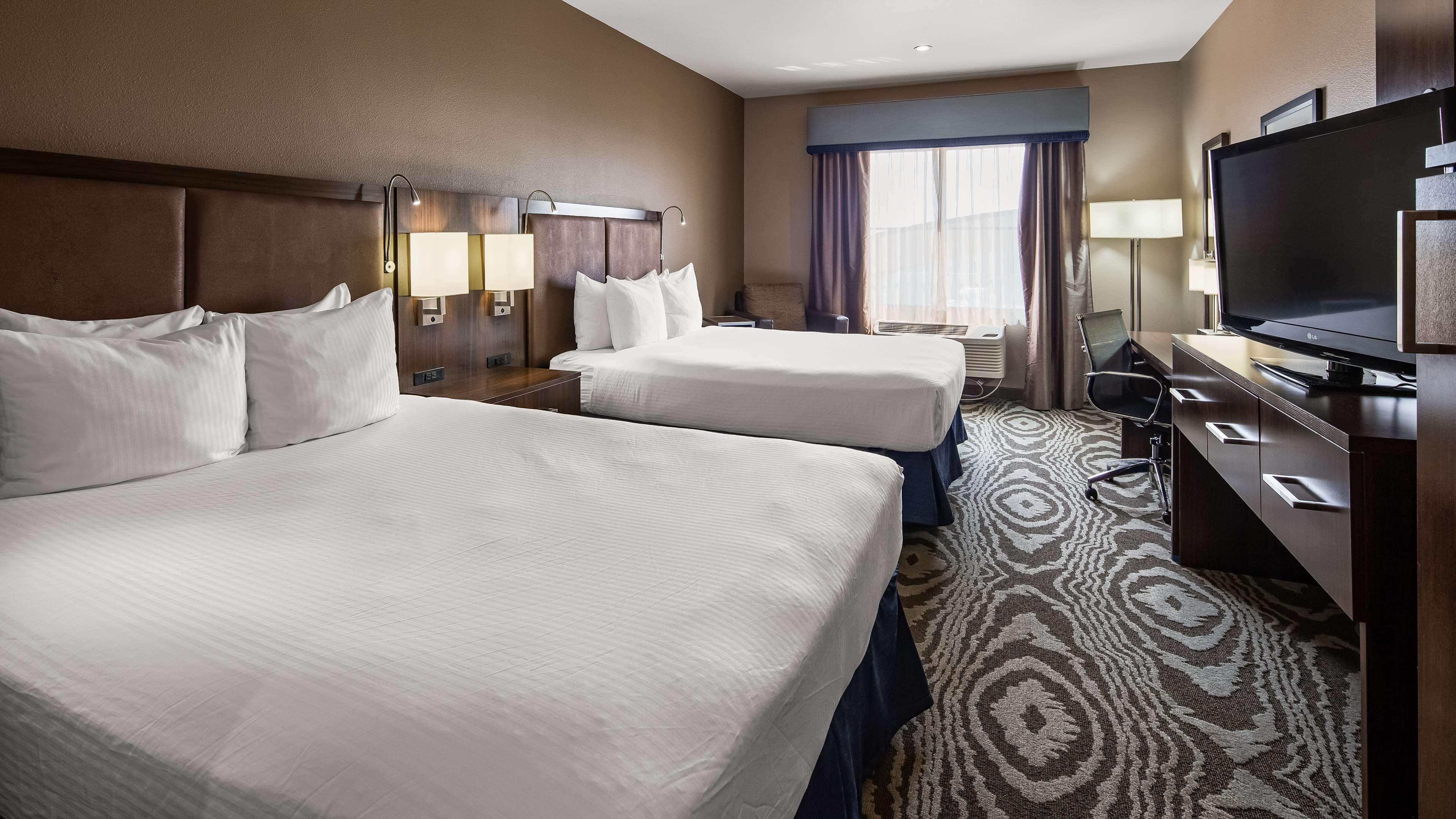 Best Western Plus Williston Hotel & Suites Exterior photo