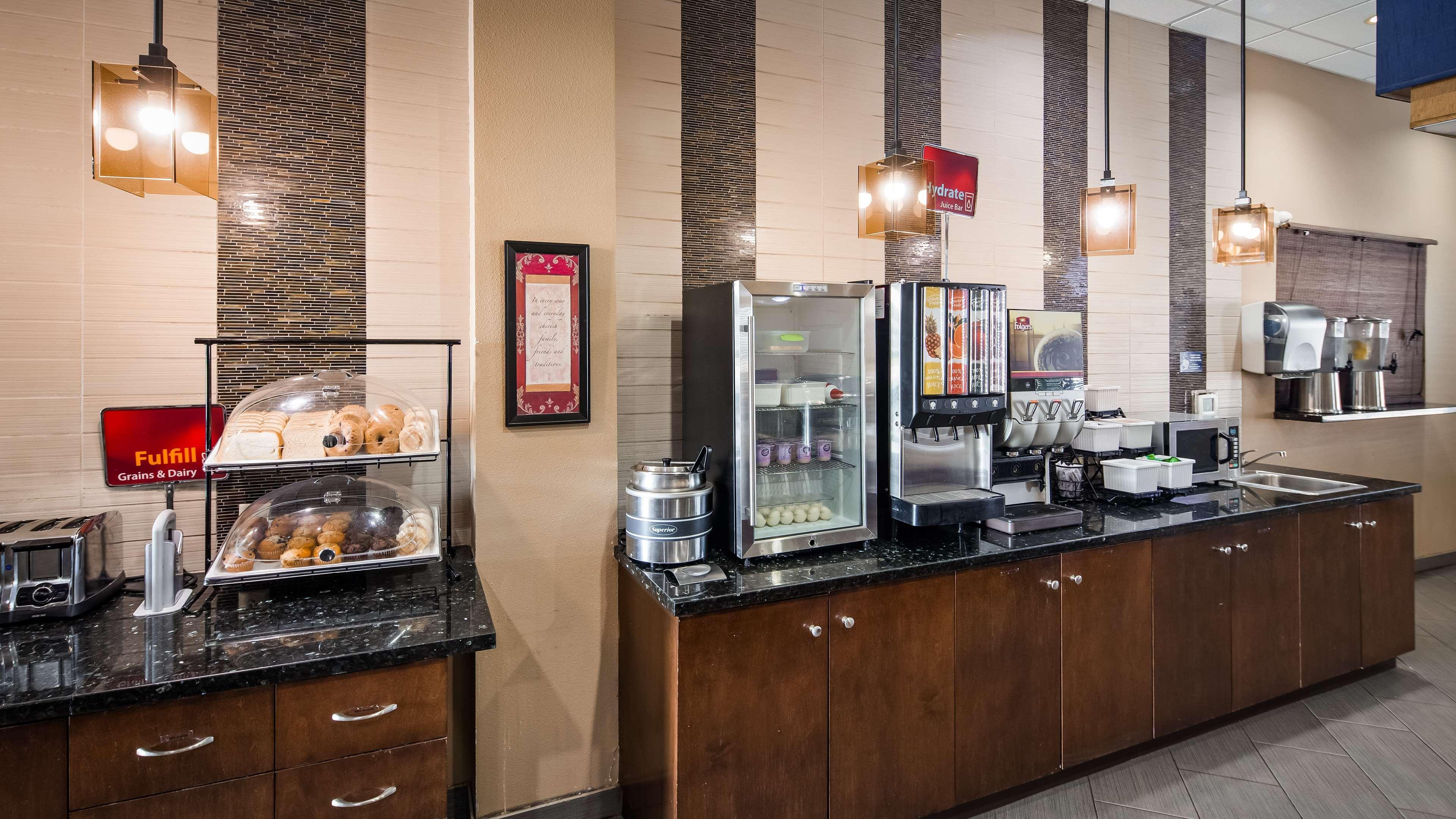 Best Western Plus Williston Hotel & Suites Exterior photo