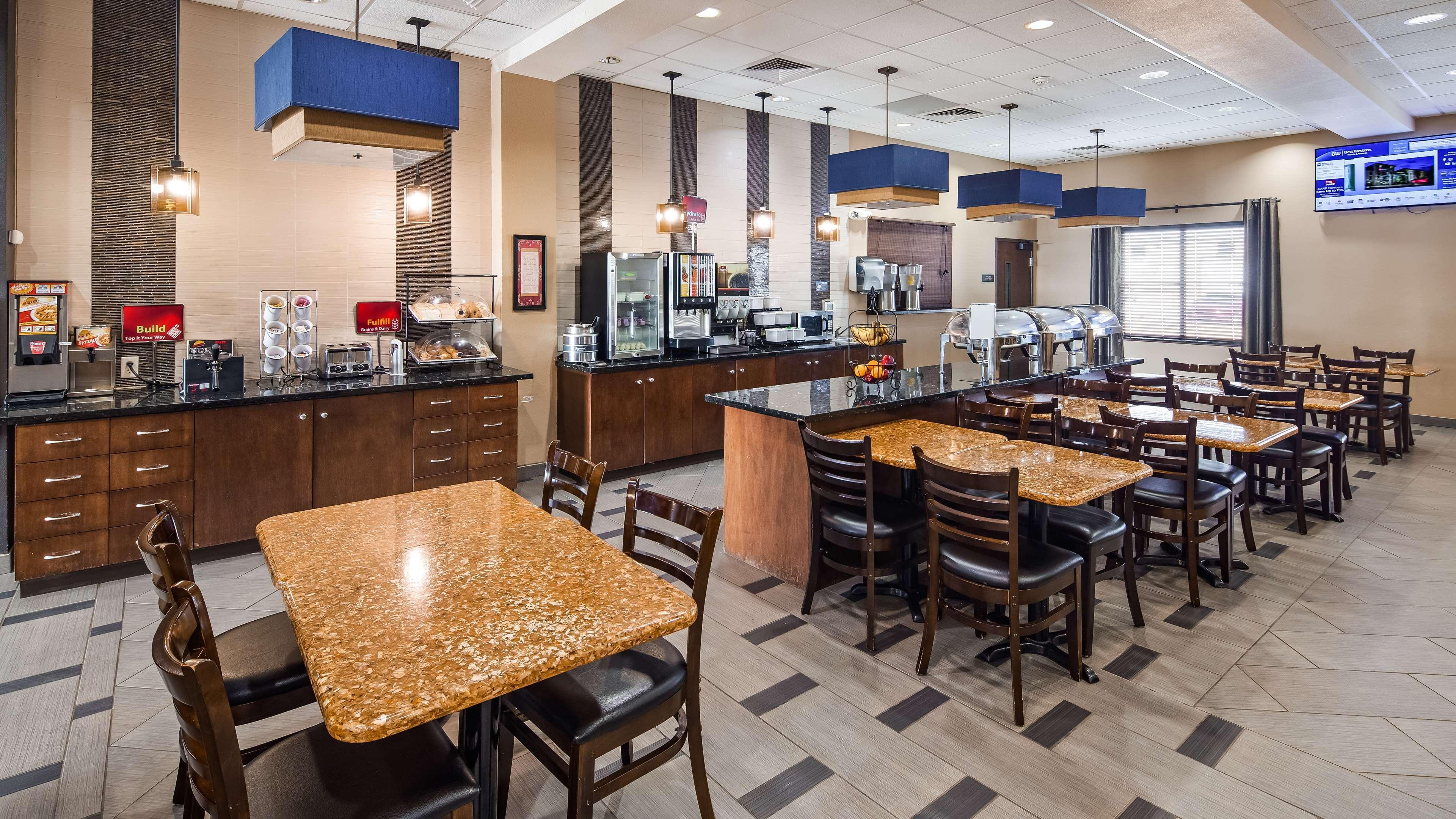 Best Western Plus Williston Hotel & Suites Exterior photo
