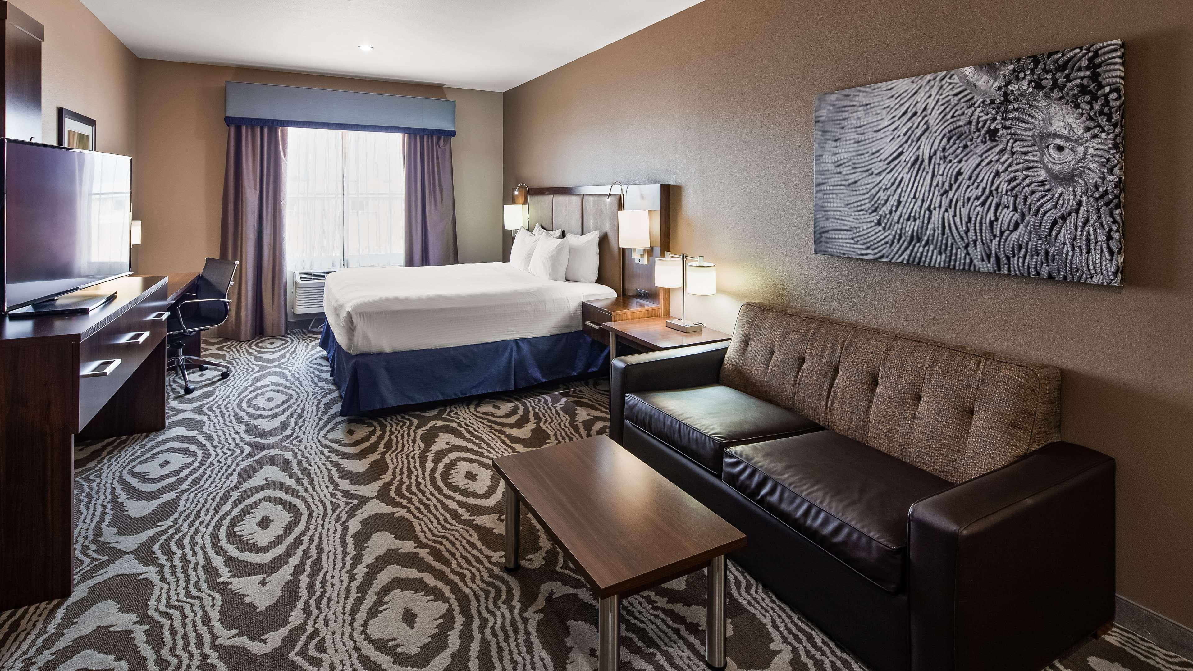 Best Western Plus Williston Hotel & Suites Exterior photo