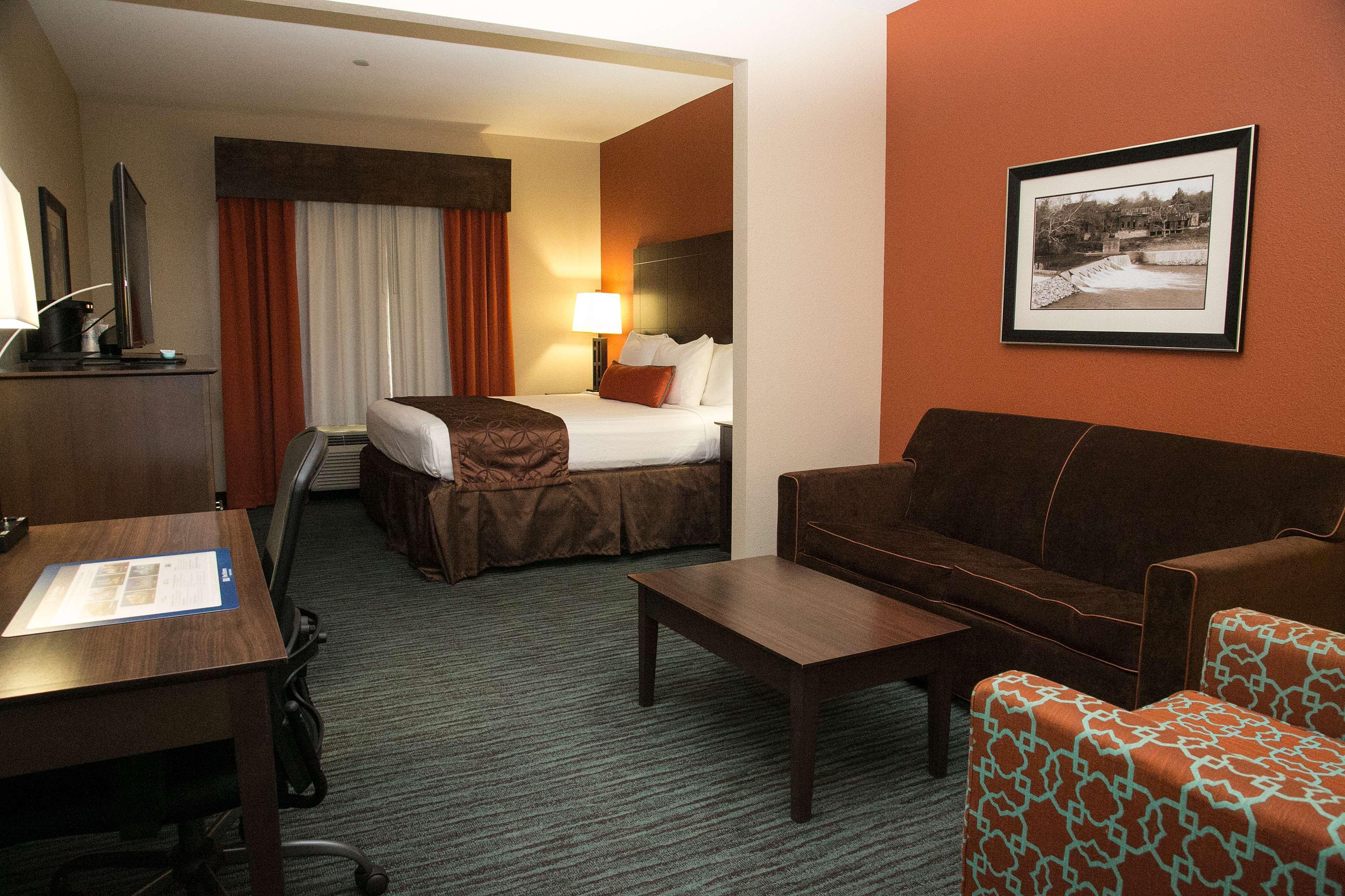 Best Western Plus Williston Hotel & Suites Exterior photo