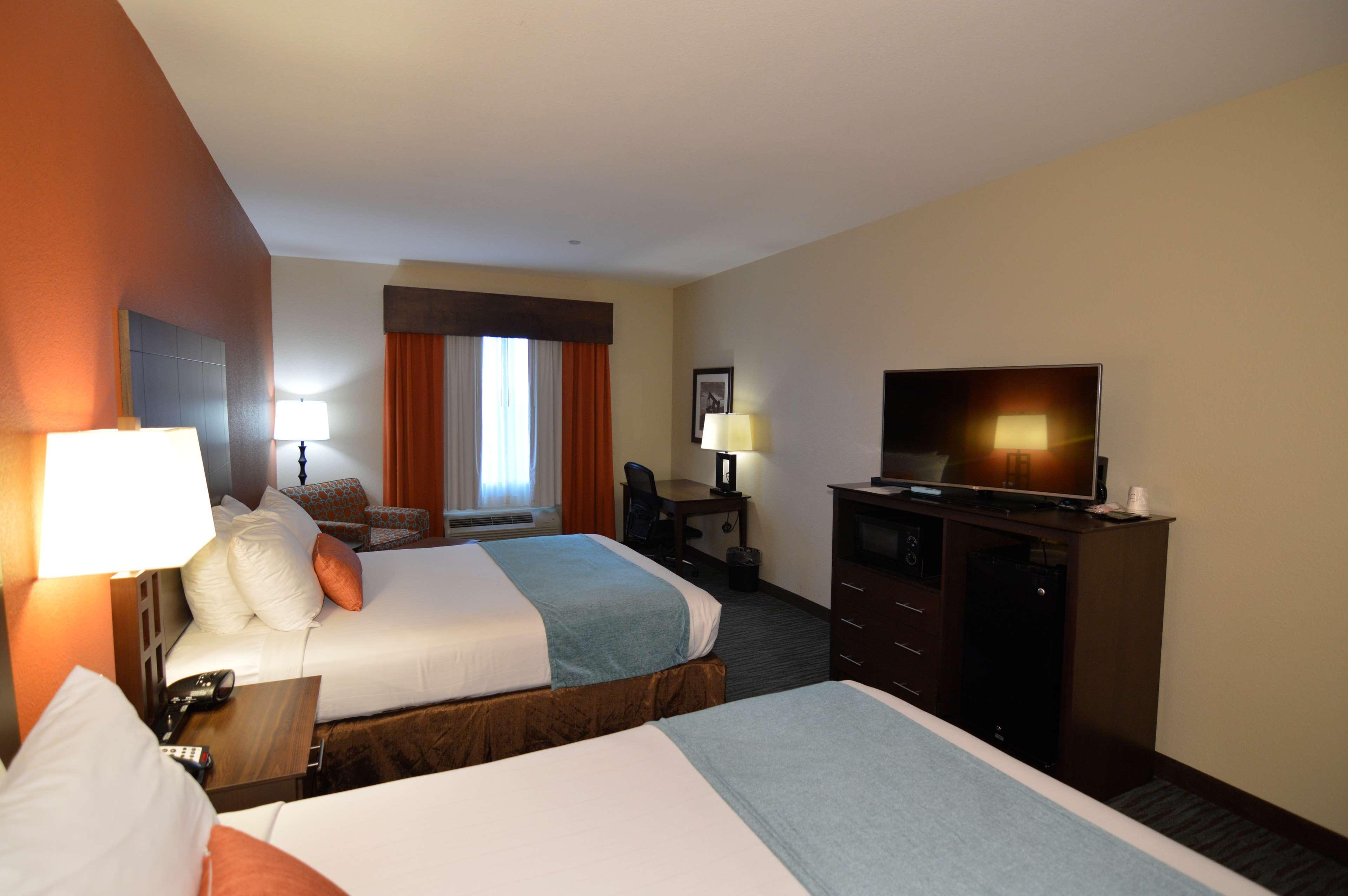 Best Western Plus Williston Hotel & Suites Exterior photo