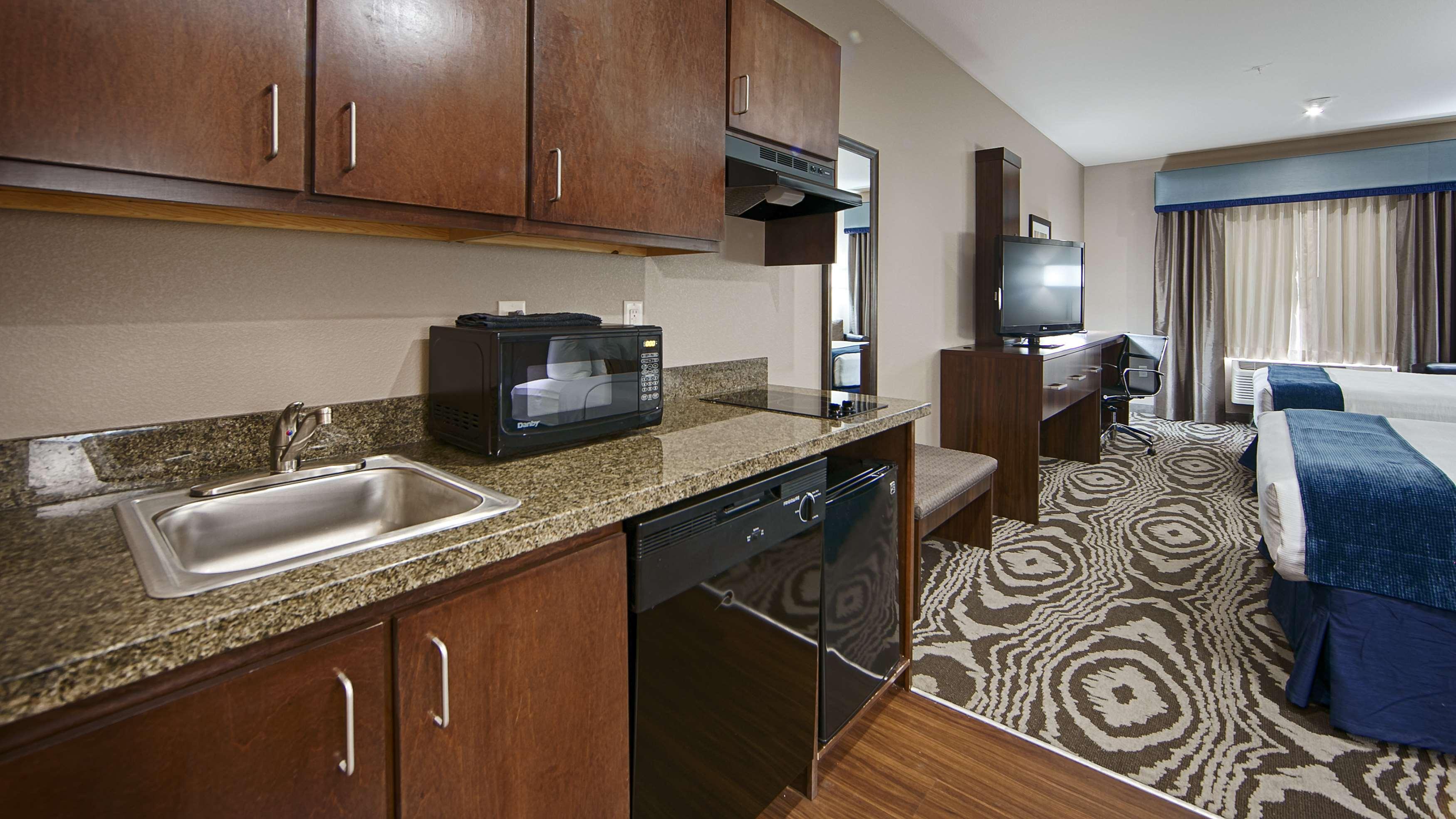 Best Western Plus Williston Hotel & Suites Exterior photo