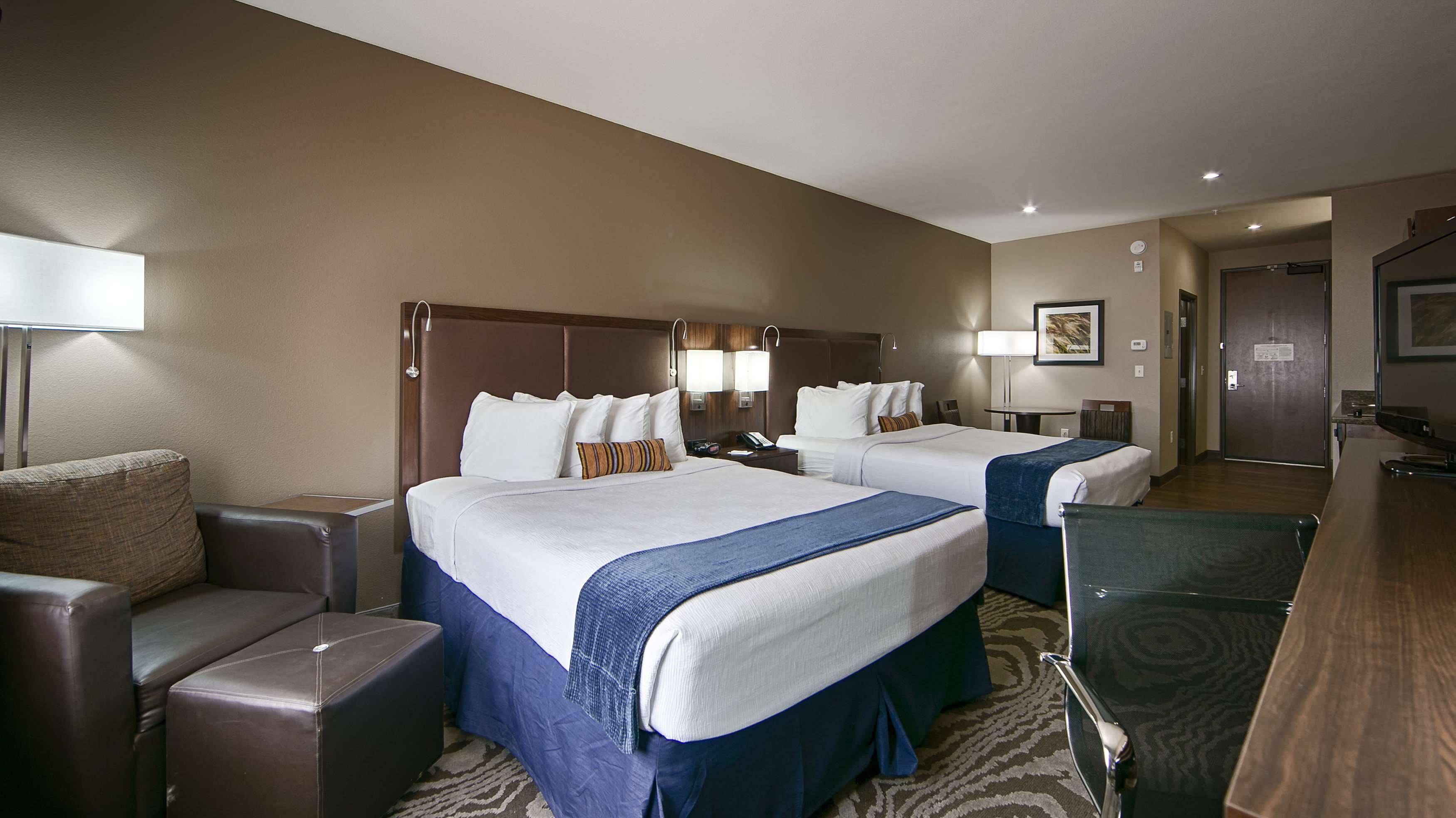Best Western Plus Williston Hotel & Suites Exterior photo