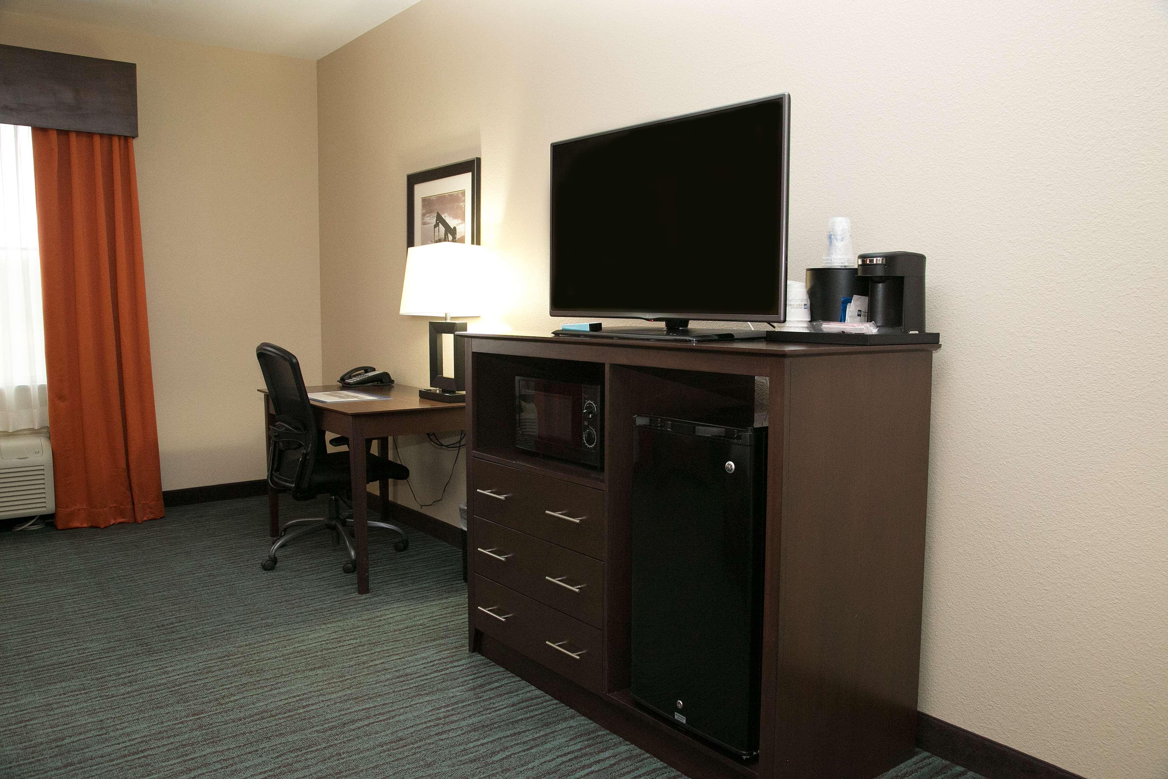 Best Western Plus Williston Hotel & Suites Exterior photo